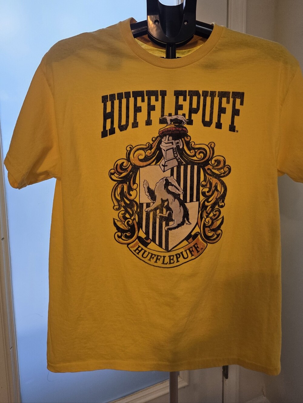 Harry Potter Wizarding World Hufflepuff Crest Graphic T-Shirt - Size Large - Yel
